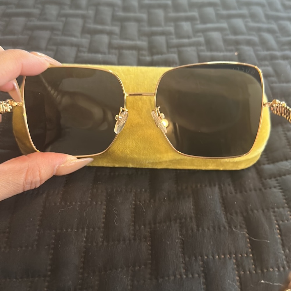 Gucci Sunglasses with Chain - Picture 4 of 4
